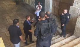 الحاخام اليهودي وعضو الكنيست "يهودا غليك" يؤدي طقوس تلمودية على باب القطانين، أحد أبواب الأقصى المبارك.