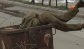 #شاهد  أحد جنود الاحتلال في حاوية قمامة خلال المواجهات التي اندلعت في مدينة حلحول، اليوم.