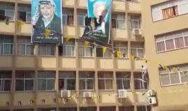 "لا مكان له في غزة بعد العقوبات".. طلاب يُمزقون صورة محمود عباس في جامعة الأزهر بغزة