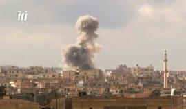 مشاهد مصوّرة من أحياء درعا البلد اليوم، تُظهر عشرات الغارات الجوية من الطائرات الروسية والبراميل المتفجرة، إضافة إلى القصف المدفعي والصاروخي، الذي استهدف مساكن المدنيين.
تصوير نبأ