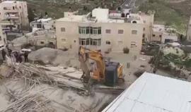 جرافات الاحتلال تهدم مبنى قيد الإنشاء في قرية العيساوية بالقدس المحتلة