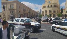 #شاهد | من مكان عملية الطعن في القدس المحتلة قبل قليل والتي أصيبت فيها مستوطنة بجراح خطيرة فيما أطلقت قوات الاحتلال النار على المنفذ .