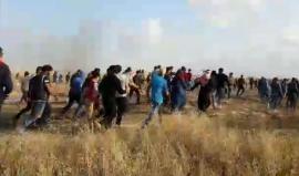 حشود على السلك الفاصل واقتحامات من قبل الشبان للسياج