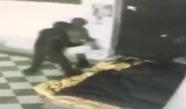 لقطات صادمة لحرق مشرد وهو نائم في مدينة باليرمو في جزيرة صقلية صباح اليوم