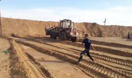 #مباشر

رفع السواتر المحيطة بمخيم العودة شرق البريج وسط قطاع غزة لحماية المواطنين من رصاص قناصة جيش الإحتلال .

بث مراسلنا : أحمد المقادمة