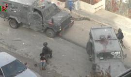 نشطاء يوثقون لحظة اعتقال قوات الاحتلال لشاب فلسطيني بشكل وحشي في بلدة حلحول شمال الخليل أمس