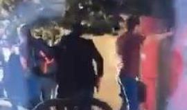 اقتحمت حرم الجامعة .. 

#فيديو قوة "اسرائيلية" خاصة تختطف رئيس مجلس طلبة جامعة بيرزيت عمر الكسواني من داخل الجامعة، بعدما دخلت إليها في حافلة تحمل لوحة تسجيل فلسطينية