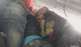 مشهد مؤثر يوثق لحظة انقاذ طفلة من تحت أنقاض منزل عائلتها المدمر بفعل القصف الجوي على مدينة كفرنبل بريف #إدلب