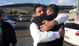 #شاهد لحظة لقاء الشقيقين المحررين مجد وموسى درويش من القدس المحتلة، بعد أن فرقهما الاحتلال 13 عاما، حيث اعتقل مجد في يوم تحرر شقيقه موسى الذي أمضى 12 عاما في الأسر.