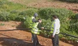 شاهد الاحتلال يقطع خط مياه يصل عدة مناطق في الأغوار الفلسطينية صباح اليوم وذلك للمرة الثانية على التوالي