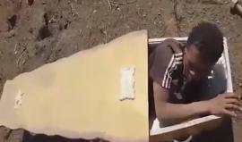 #فيديو رجال بيض يدخلون "رجل أسود" في تابوت ويهددونه بحرقه حياً في جنوب أفريقيا

ومن الجدير بالذكر أن كلاً من الرجلين خضعا لمحاكمة وعرض هذا الفيديو في المحاكمة

المصدر: صحيفة الديلي ميل
