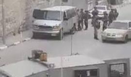 مستوطنون يقتحمون منزلاً فلسطينياً في شارع بئر السبع وسط مدينة الخليل، بحماية من قوات الاحتلال .