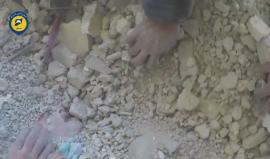 "دورولي عليها .. أسمها أية" بهذه الكلمات تبحث الأم عن طفلتها وسط ركام منزلهم المدمر بقصف قوات النظام في #حي_تشرين بدمشق
(مشاهد قاسية)