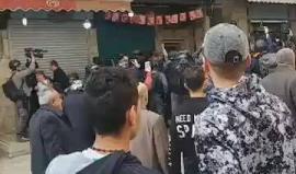 #فيديو اشتباكات بالأيادي بين شبان وقوات الاحتلال قرب باب العامود بالقدس