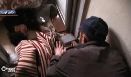 "بابا قومي جبتلك شوكولاته".. مشهد مؤلم لأب سوري يودع طفلته التي قضت في مجزرة الكيماوي بمدينة #دوما #الغوطة_الشرقية