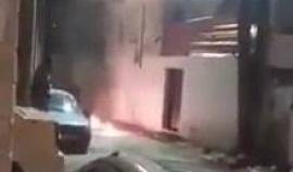 #شاهد 
شبان يلقون زجاجات حارقة نحو بؤرة استيطانية في حي بطن الهوى ببلدة سلوان جنوب المسجد الأقصى.