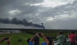 #عاجل 
#شاهد .. انفجار المنصة خلال عملية تجريبية لمحركات إطلاق القمر الصناعي الصهيوني " عاموس 6 " في قاعدة جوية بولاية فلوريدا الأمريكية .