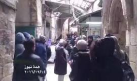 قوات الاحتلال تعتدي على طلبة المدارس قرب باب المجلس أحد أبواب المسجد الأقصى.