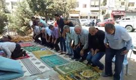 صلاة الظهر للاسرى المحررين المضربين عن الطعام والمعتصمين في رام الله لليوم الثامن على التوالي