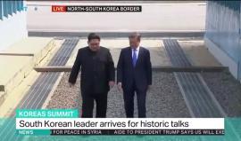 لحظة تاريخية ..

#فيديو عبور الزعيم الكوري الشمالي "كيم جونغ أون" للخط الفاصل مع كوريا الجنوبية ليصافح رئيسها ويلاحظ دعوة الرئيس الشمالي للرئيس الجنوبي لعبور الخط الفاصل والمشي على أراضي كوريا الشمالية والأخير يستجيب