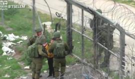 #شاهد جنود الاحتلال الاسرائيلي يعتقلون طفلا فلسطينيا 8 سنوات في مدينة الخليل بالضفة المحتلة