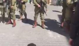 #شاهد | الاحتلال يقمع مسيرة تطالب بفتح شارع الشهداء ووفك الاغلاق عن البلدة القديمة بالخليل. 

تصوير مصعب شاور