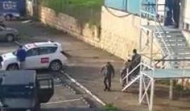 #شاهد
لحظة اعتقال قوات الاحتلال  لفتاة على أبواب المسجد الإبراهيمي في الخليل.
تصوير رائد ابورميلة