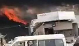 #شاهد .. اندلاع حريق هائل في معرض سيارات في مدينة أم الفحم بالداخل الفلسطيني المحتل.