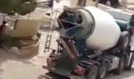 #شاهد الاحتلال يصب الباطون في منزل عائلة الشهيد "فادي قنبر" بجبل المكبر بـ القدس المحتلة