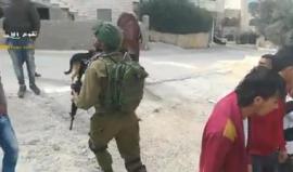 #فيديو الأهالي يفشلون محاولة اعتقال الطفل أحمد العمور (15 عاماً) على يد قوات الاحتلال في بلدة تقوع جنوب شرق بيت لحم