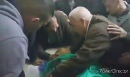 #شاهد: عائلة الشهيد محمد حطاب (17 عاماً)، أمام مجمع فلسطين الطبي في رام الله، والذي ارتقى برصاص قوات الاحتلال قرب حاجز الجلزون شمال رام الله . 
تصوير محمد وليد