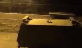 #شاهد 
قوات الاحتلال تتواجد أمام منزل رئيس المجلس التشريعي د. عزيز الدويك في #الخليل 
تصوير صفاء أبو خرشيق