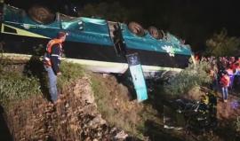 #شاهد .. مصرع مستوطنين وإصابة 7 آخرين غالبيتهم بحالة الخطر اثر انقلاب حافلتهم في واد عميق على الطريق الواصل بين نابلس ورام الله في الضفة الغربية المحتلة.