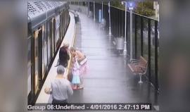 طفل يسقط أسفل قطار المترو في سيدني - استراليا وجدّه ينقذه