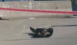 فيديو - جنود الاحتلال يطلقون النار صوب فلسطيني في محيط المسجد الإبراهيمي بالخليل بحجة محاولة طعن