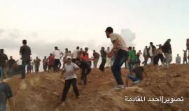 #فيديو 
آلية “إسرائيلية” تطلق قذائف دخانية وغازية بالقرب من المتظاهرين شرق البريج وسط قطاع غزة .