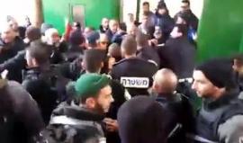 #فيديو الاحتلال يعتدي على المصلين في المسجد الأقصى عند محاولتهم منع المستوطنين من أداء طقوس تلمودية