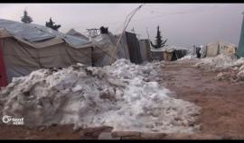 الثلوج تفاقم أوضاع النازحين والمهجرين على الحدود السورية التركية