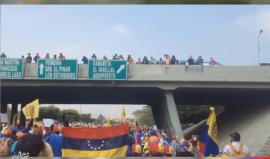 #شاهد احتجاجات متواصلة تقودها المعارضة في فنزويلا ضد الرئيس نيكولاس مادورو تخللها اعمال شغب رفعت عدد القتلى الى 23