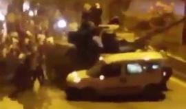 #شاهد سيارة توصيل طلبات إحدى المطاعم، تحاول منع دبابة للإنقلابيين من التقدم!