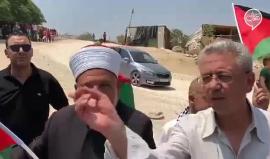 العشرات يؤدون صلاة الجمعة في الخان الأحمر
#شاهد مصطفى البرغوثي: نقترب من لحظم الحسم وهناك خطر حقيقي بان تقوم قوات الاحتلال بهدم مدرسة وبيوت الخان الاحمر خلال ايام.