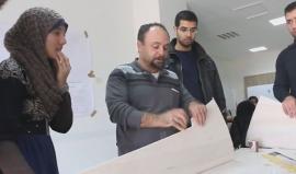 #شاهد .. الشهيد التونسي القائد في كتائب القسام #محمد_الزواري يعلم تلاميذه في صفاقس بتونس دورة في علوم الطيران النموذجي "ديسمبر 2015 " . 
#طيار_حماس