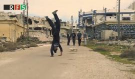 شباب درعا يتجاوزون الدمار الذي خلفه الأسد ويمارسون رياضة الباركور