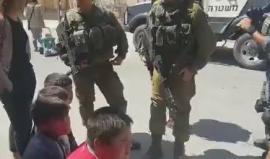 #شاهد .. احتجاز قوات الاحتلال لطفلين في البلدة القديمة بمدينة الخليل.