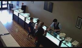 #شاهد  ماذا فعل هذا الشاب العربي مع سيدة امريكية داخل محل لبيع الذهب
(نشطاء)