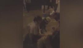 #شاهد لحظة القبض على منفذ عملية دهس المصلين في لندن 

في الفيديو يظهر امام المسجد الذي هوجم مصلوه يقول :"لا تضربوه ، ثبتوه على الأرض، ثبتوه بالأسفل حتى تأتي الشرطة"