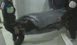 محاولة اسعاف جرحى سقوط جراء استهداف قرية غرناطة في ريف حمص بصواريخ الطيران الحربي