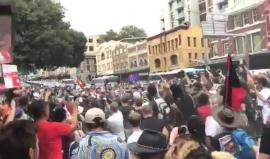 #شاهد مظاهرات في سيدني الاسترالية للمطالبة بتغيير "تاريخ الأن الوطني للبلاد" وهو 26 يناير، لتزامنه مع بدء توطين البيض والظلم الذي تعرض له السكان الأصليون

وذكرت صحيفة "ذي إيدج" أن عشرات الآلاف من الأشخاص يرتدي معظمهم ملابس بألوان العلم الأصلي لأستراليا ال