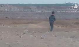 #فيديو طفل فلسطيني يواجه جنود الاحتلال شرق غزة