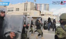 أجهزة السلطة تفض فعالية احتجاجية بالخليل وتعتدي على المتظاهرين عقب مطالبتهم وقف تمليك "أرض المسكوبية" للبعثة الروسية